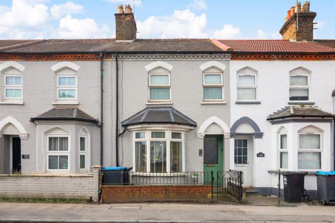 2 bed property, in Godstone Road, £375,000