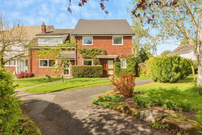 3 bed property, in Long Acre, £325,000
