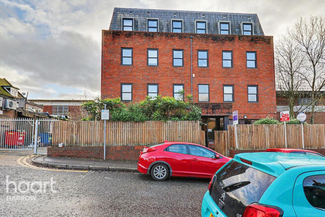 2 bed property, in Cavendish Avenue, £350,000