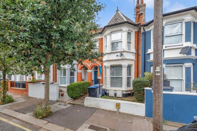 2 bed property, in Churchill Road, £415,000