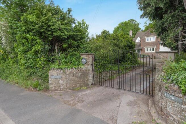 5 bed property, in Old Ross Road, £725,000