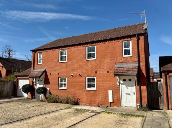 2 bed property, in Farm Close, £275,000