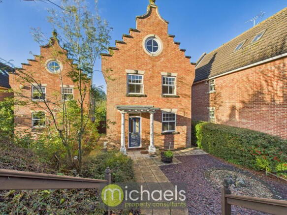 4 bed property, in Bays Drive, £490,000