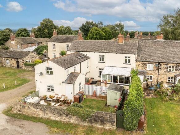 3 bed property, in Hill House, £250,000