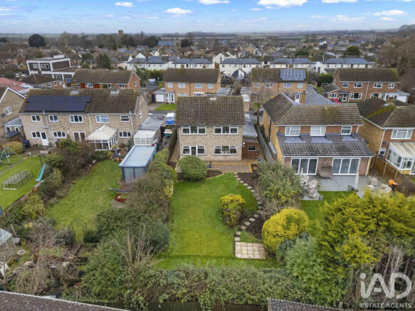 3 bed property, in Hoof Close, £400,000
