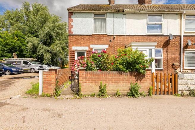 2 bed property, in Elm Road, £160,000