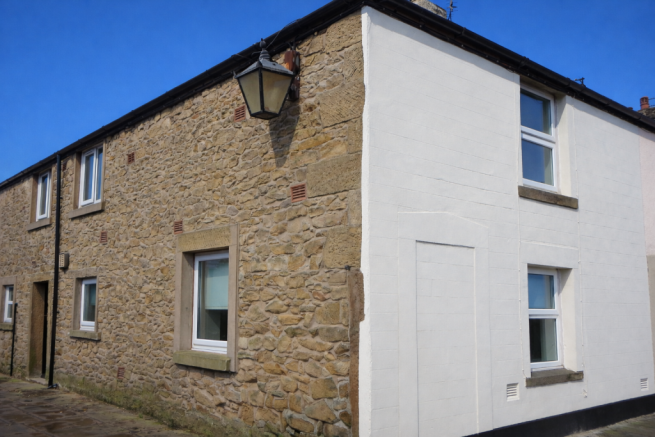 2 bed property, in Doctors Row, £200,000