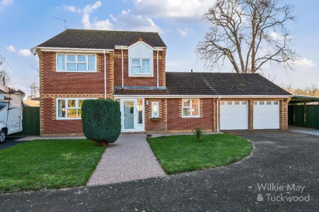 5 bed property, in Charter Close, £525,000