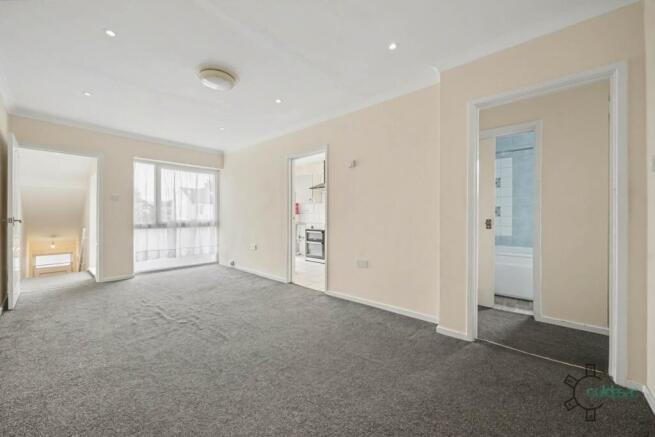 2 bed property, in Shelbourne Road, £325,000