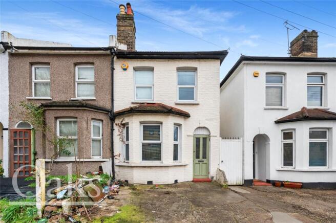 2 bed property, in Holmesdale Road, £350,000