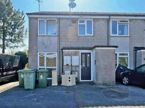 2 bed property, in Chawton Park Road, £73,000