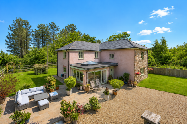 4 bed property, in Wigpool, £795,000