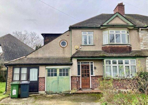 5 bed property, in Woodyates Road, £700,000