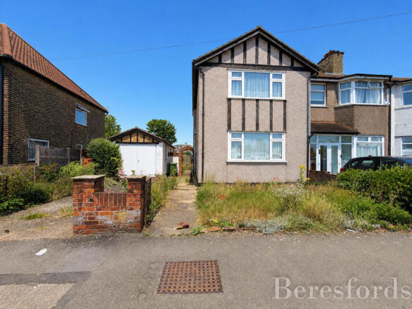 2 bed property, in Hornchurch Road, £435,000