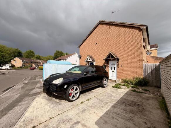 1 bed property, in Partridge Close, £180,000