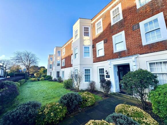 3 bed property, in Festing Road, £285,000