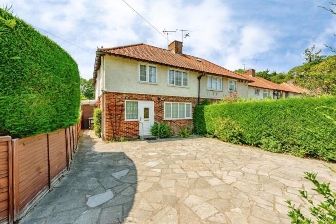 3 bed property, in Redehall Road, £425,000