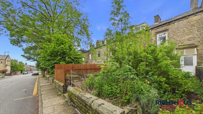 4 bed property, in Pasture Lane, £150,000