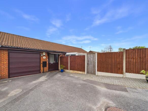 2 bed property, in Langsett Drive, £180,000