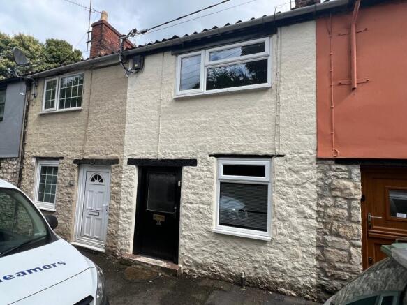 1 bed property, in Coombe Lane, £160,000