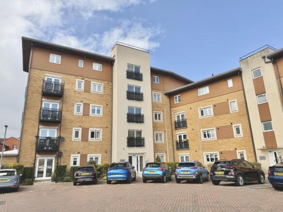 2 bed property, in Apartment 16, £100,000