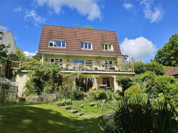 5 bed property, in Grayshott, £799,950