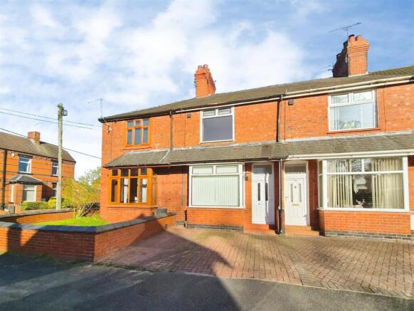 2 bed property, in Henry Street, £180,000
