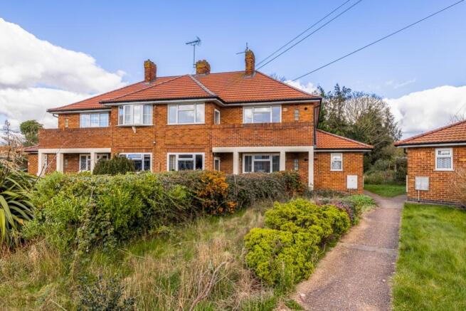 2 bed property, in Clifton Road, £89,950