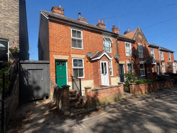2 bed property, in Chalk Road North, £260,000