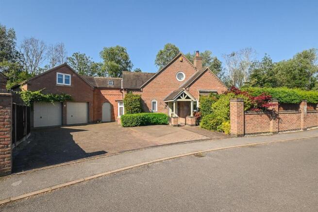 5 bed property, in The Cricketers, £850,000