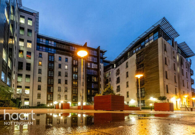 1 bed property, in Waterfront Plaza, £85,000
