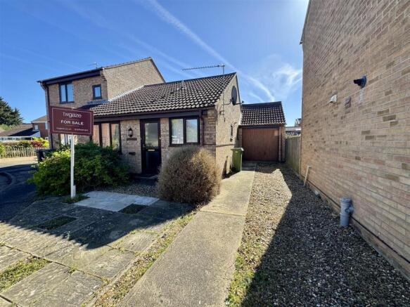 2 bed property, in Sandstone Way, £190,000