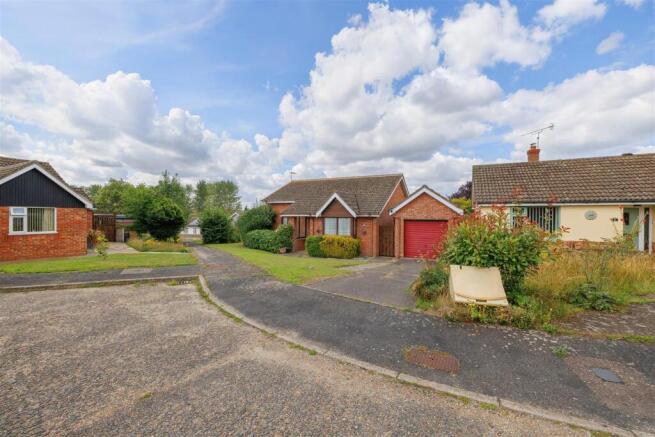3 bed property, in Clay Hills, £300,000