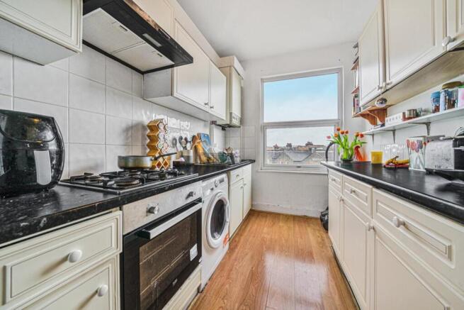 1 bed property, in Garratt Lane, £240,000