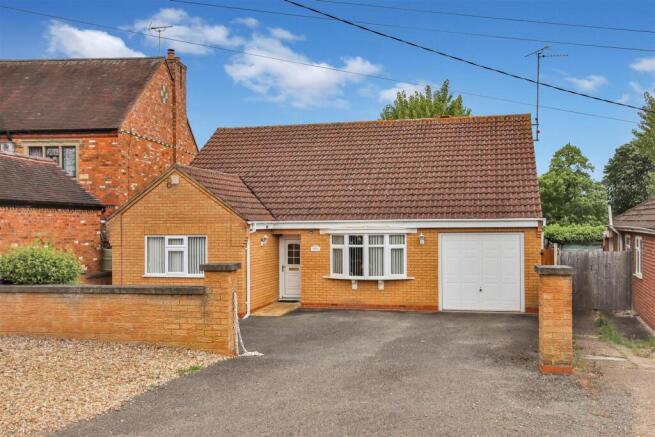 2 bed property, in NN10, £350,000