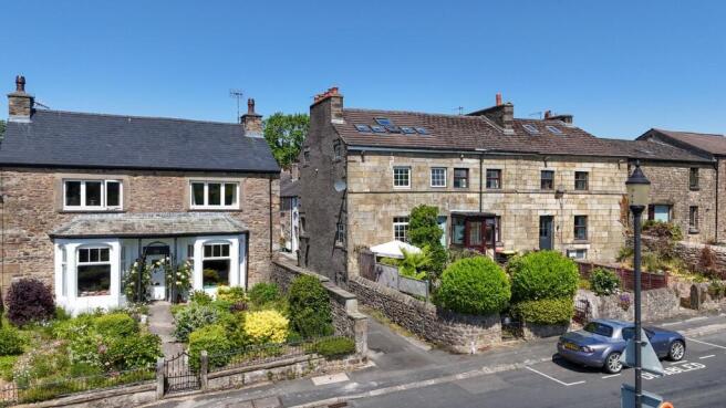 3 bed property, in Bank Cottage, £325,000
