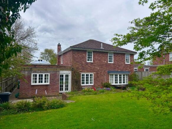 4 bed property, in Bradley Close, £695,000