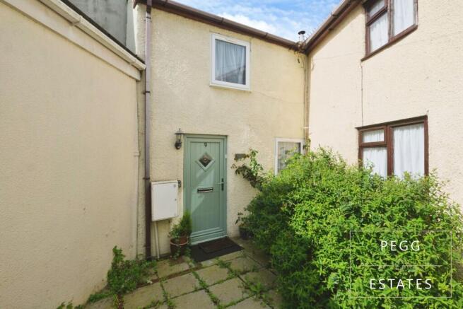 1 bed property, in South Street, £100,000
