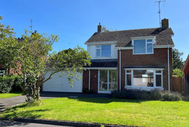 4 bed property, in Abbots Court Drive, £490,000