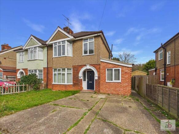 4 bed property, in Deben Avenue, £400,000