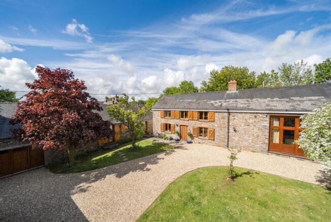 5 bed property, in Cranford, £725,000