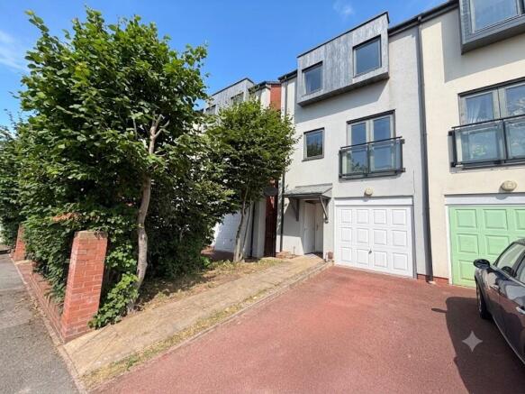 4 bed property, in 25 Juliet Grove, £175,000