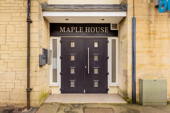 1 bed property, in High Street, £170,000