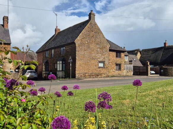 4 bed property, in Byfield, £525,000