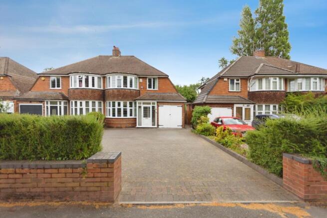 3 bed property, in Dorchester Road, £630,000