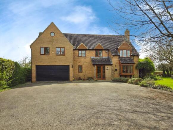 4 bed property, in Elmore Back, £775,000