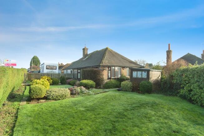 2 bed property, in Bancroft Road, £270,000