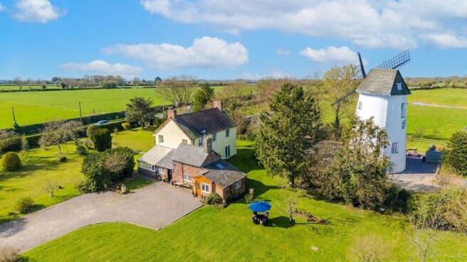 4 bed property, in Parkgate Road, £900,000