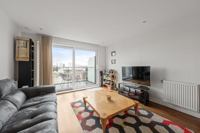 2 bed property, in Cornmill House, £425,000