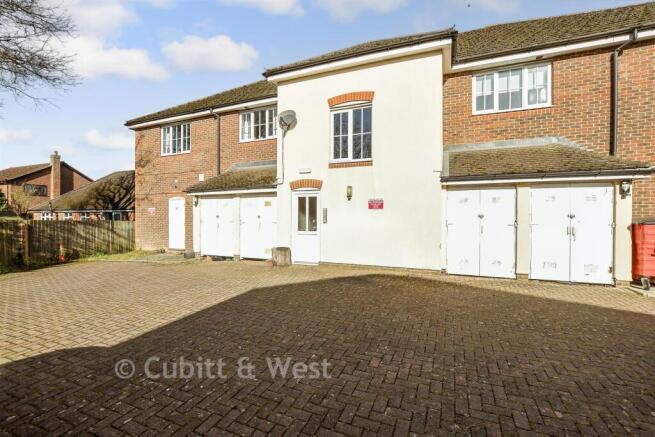 1 bed property, in Priestlands Close, £200,000